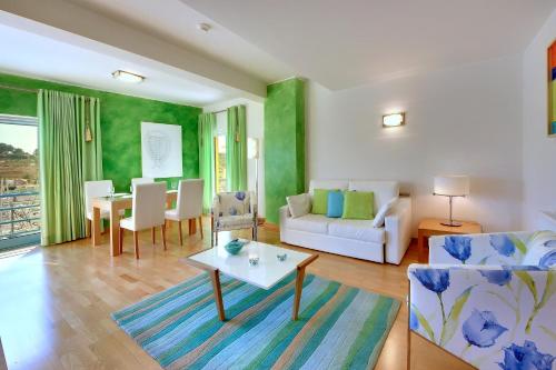 a living room with a couch and a table at Marina Sand Residence in Albufeira