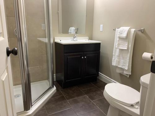 ein Bad mit einer Dusche, einem WC und einem Waschbecken in der Unterkunft Whitefish Corporate Residence 