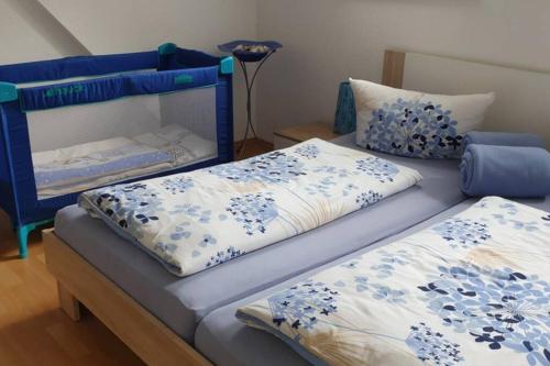 2 camas en una habitación con sábanas azules y blancas en Gemütlich in Bacharach, en Bacharach