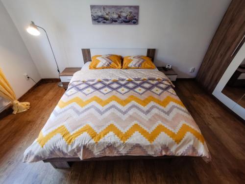 Una cama o camas en una habitación de Apartment 48 Resita - self check in