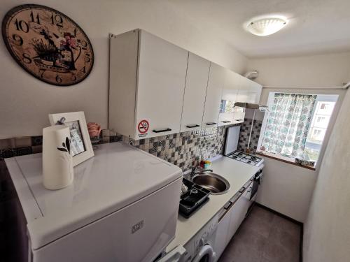 Una cocina o kitchenette en Apartment 48 Resita - self check in