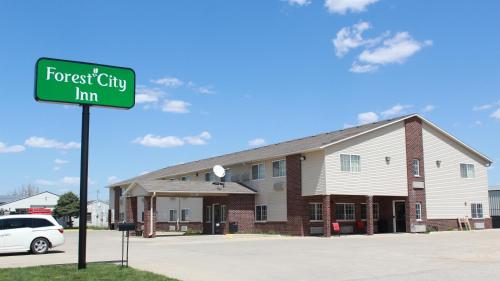 a street sign in front of a forest city inn at Forest City Inn in Forest City