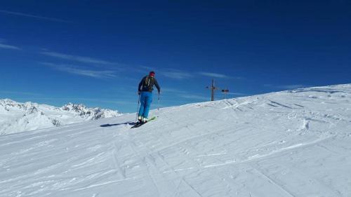 una persona sugli sci su una pista innevata di Haus Troger a Sankt Jakob in Defereggen