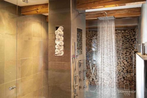 Ein Badezimmer in der Unterkunft 5 Sterne Ferienhaus Gut Stohrerhof am Ammersee in Bayern bis 11 Personen