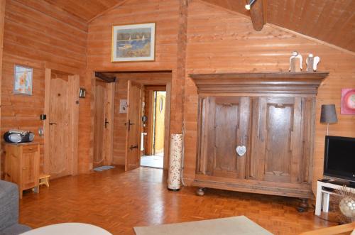 ein Wohnzimmer mit Holzvertäfelung und einem TV in der Unterkunft Ferienhaus Thelen in Niederhersdorf