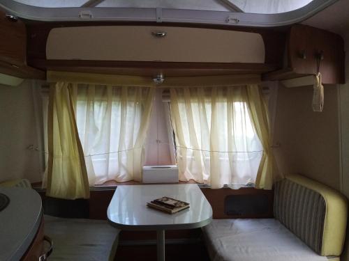 a small room with a table and a window at Havre de paix au bords de l'Eure - divers hébergements in Neuilly
