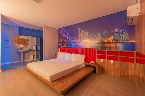 um quarto de hotel com uma cama com vista para a cidade em Spa urbano Motel Adult Only em Fortaleza