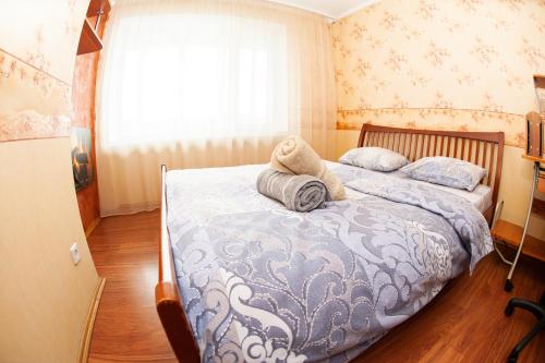 テルノーピリにあるКомфортна Квартира з Шикарним видом на Озероのベッドルーム1室(枕2つ、窓付)