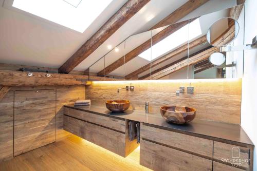 baño con 2 lavabos de madera en una habitación en 5 Sterne Penthouse-Loft am Ammersee bis 4 Personen en Dießen am Ammersee
