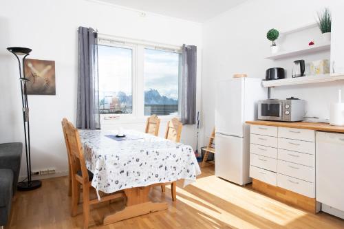 cocina y comedor con mesa y ventana en Apt 201 - Andenes Whale Safari Apartments, en Andenes