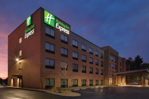 an image of a hotel building at night at Holiday Inn Express Atlanta SW - Newnan by IHG in Newnan