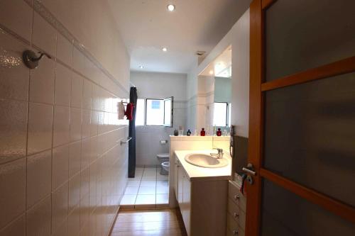 une salle de bain avec un lavabo, des toilettes et un miroir dans l'établissement Deluxe and luminous apartment front of the sea, à Capbreton