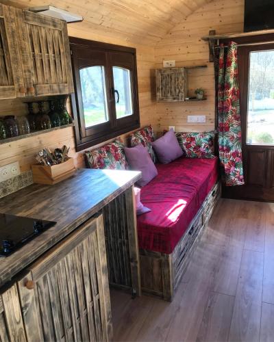 un canapé à l'arrière d'une petite maison dans l'établissement Roulotte de Florette, à Tourrettes-sur-Loup