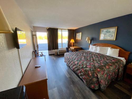 a hotel room with a bed and a desk at Motel 6 Marianna, FL in Marianna