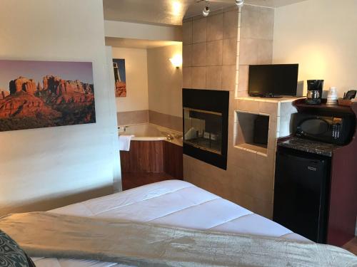 a hotel room with a bed and a tv at Oak Creek Terrace Resort in Sedona