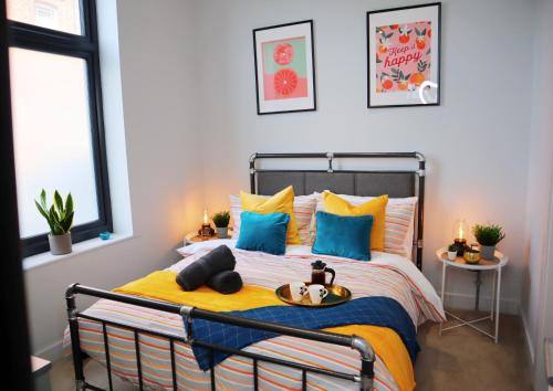 Trendy Urban Industrial Apartment - Great Location - Parking - Netflix - Fast WiFi - Smart TV - Beautiful 2 Double Bedroom Apartment sleeps up to 4!, Bournemouth, United Kingdom