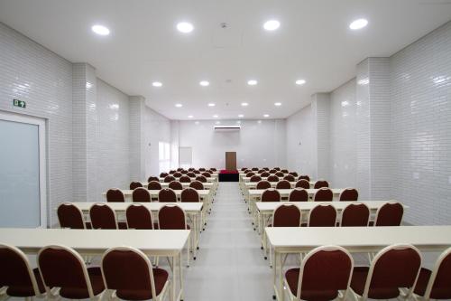 Hotel Confiance Bariguiにあるビジネスエリアまたは会議室