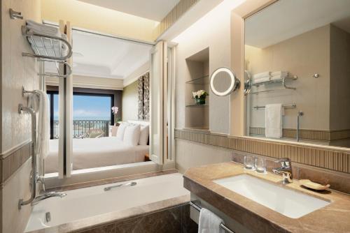 Um banheiro em Shangri-La Rasa Sentosa, Singapore