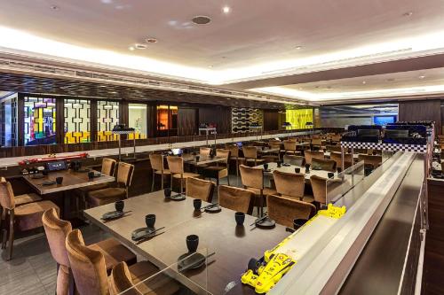 a large dining room with tables and chairs at Golden Tulip - Aesthetics in Zhunan