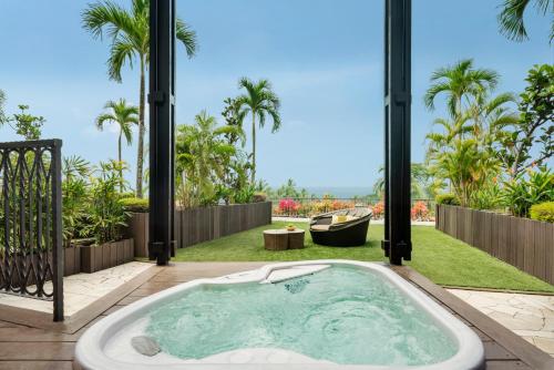 a jacuzzi tub with a view of a garden at Shangri-La Rasa Sentosa, Singapore in Singapore