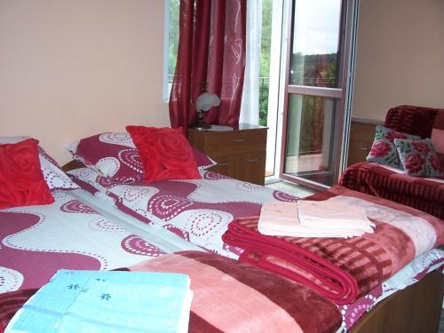 a bedroom with two beds and a window at Gosciniec Nad Stawem in Szczytno
