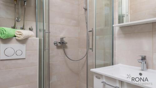 een badkamer met een douche en een wastafel bij Rona Studio Apartment Tena in Lovran