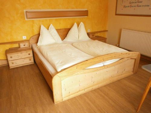 Ein Bett oder Betten in einem Zimmer der Unterkunft Haus Adler