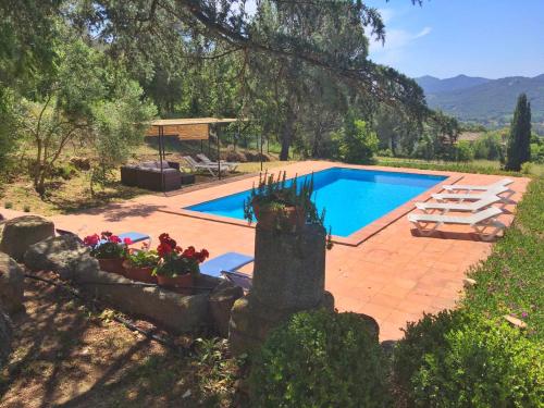 The swimming pool at or close to Alquiler de casa rural completa: Masía del siglo XV en la Costa Brava
