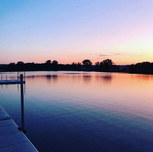 a view of a large lake at sunset at Hasse på Sjökanten Hotell & Restaurang in Jönköping