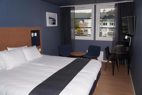 Gulta vai gultas numurā naktsmītnē Maritim Fjordhotel