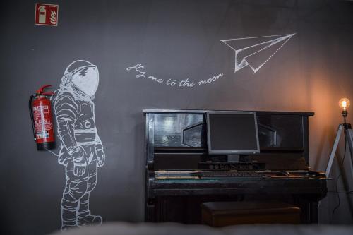 a wall with a drawing of a man with an airplane at Die Schlummerkiste in Kastellaun