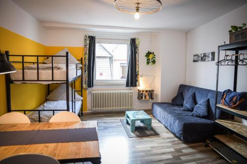 a living room with a couch and a bunk bed at Die Schlummerkiste in Kastellaun