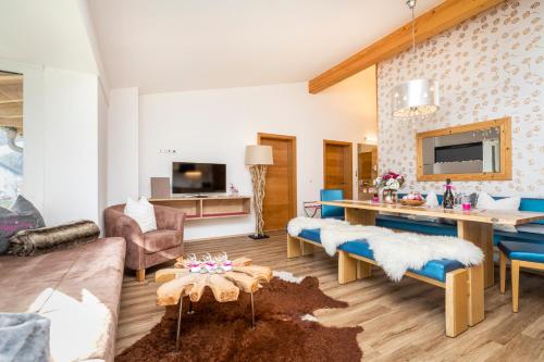 uma sala de estar com uma mesa e uma sala de jantar em Enjoy The Alps em Flachau