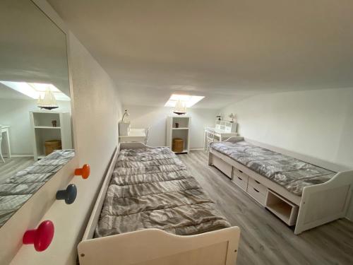 une chambre avec deux lits dans une pièce dans l'établissement Appartement 4 personnes vue sur Mer, à La Pironnière