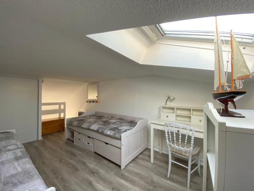 une chambre avec un lit, un bureau et une fenêtre dans l'établissement Appartement 4 personnes vue sur Mer, à La Pironnière
