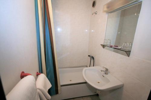 La salle de bains est pourvue d'un lavabo, de toilettes et d'une douche. dans l'établissement TVM Tower Modřany, à Prague