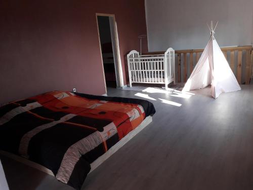um quarto com uma cama e um berço com uma tenda em Location saisonnière Bérive em Le Tampon