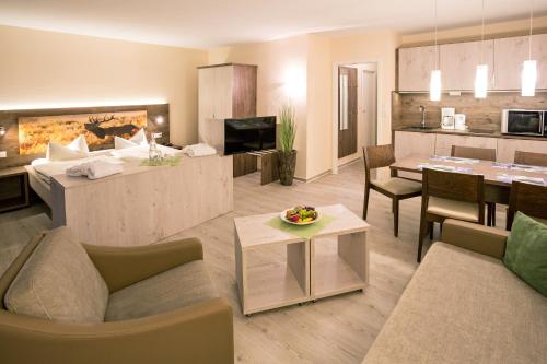 Μια τηλεόραση ή/και κέντρο ψυχαγωγίας στο Familien Apartmenthotel Panoramic