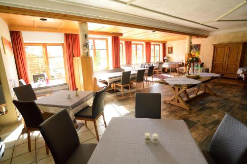 Ein Restaurant oder anderes Speiselokal in der Unterkunft Hotel Alpin 