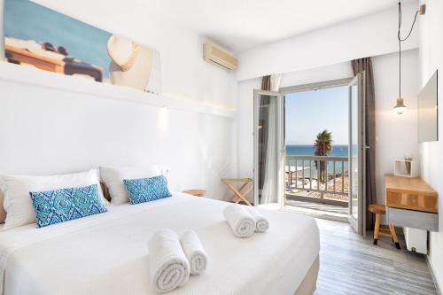 クリシ・アクティにあるGolden Beach Hotelのベッドルーム1室(ベッド1台付)が備わります。