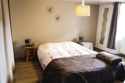 een slaapkamer met een bed, een tafel en een raam bij Chez Marcel in Fauvillers