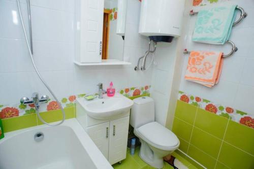 La salle de bains est pourvue d'un lavabo, de toilettes et d'un miroir. dans l'établissement Тараскова 4, à Tcherkassy