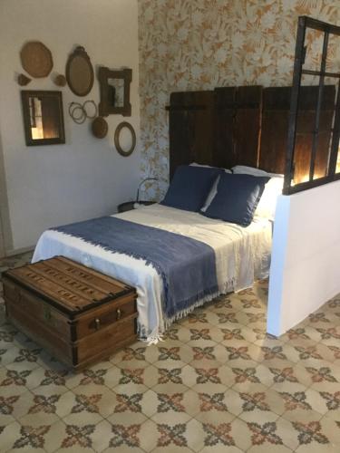 Canet d'AudeにあるChez Les Brocs B&Bのベッドルーム1室(木製ヘッドボード付きのベッド1台付)