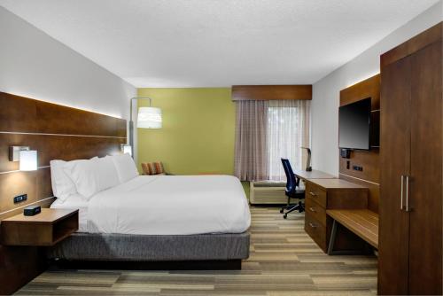 Кровать или кровати в номере Holiday Inn Express - Chester, an IHG Hotel