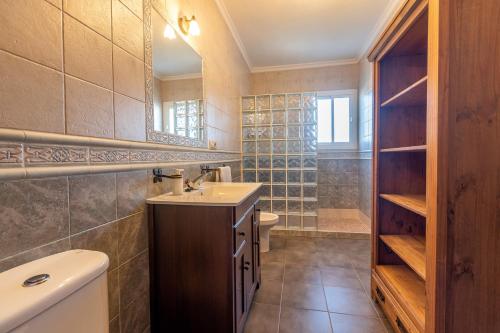 łazienka z umywalką i toaletą w obiekcie APARTAMENTO LUZ A w mieście Bolonia