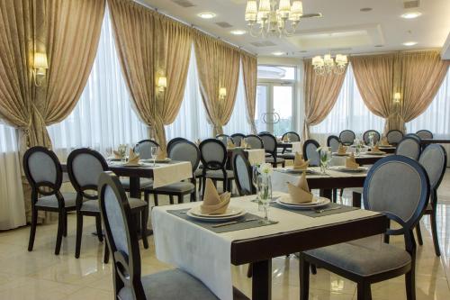 A restaurant or other place to eat at Alarus Luxe Hotel