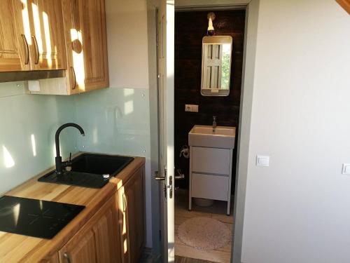 Kuchyň nebo kuchyňský kout v ubytování Artists Residence Liepāja