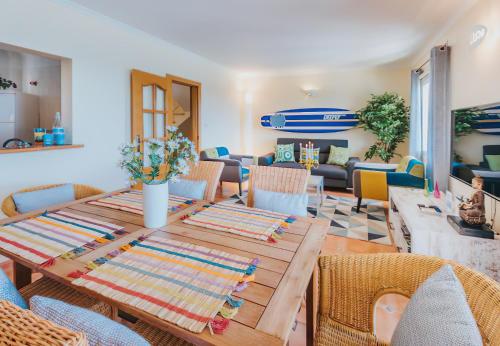The Yellow House في بول دو مار: غرفة طعام مع طاولة وكراسي خشبية