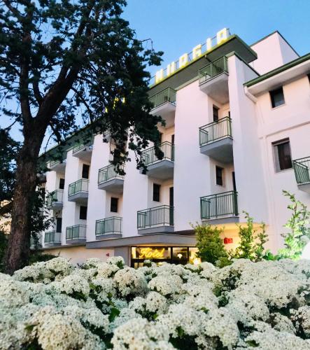 a view of the hotel from the garden at Hotel Murgia in Santeramo in Colle
