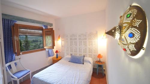 una piccola camera con letto e finestra di Casa de Campo Los Cipreses a Salobreña